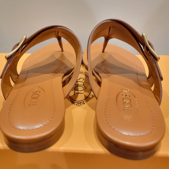 Tod's -- Leather Sandals - Picture 8 of 10